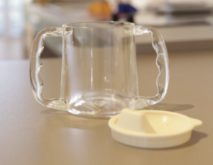 GOBELET 2 POIGNEES ET BEC VERSEUR